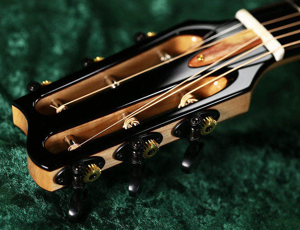 Slot Head style open headstock